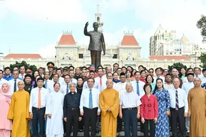 Delegates commemorate President Ho Chi Minh, President Ton Duc Thang