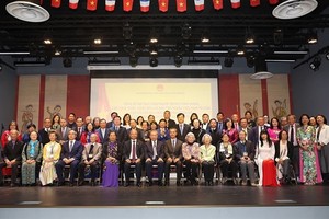 Top leader meets with Vietnamese community in France