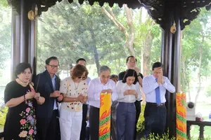 Entrepreneurs offer incense to commemorate late PM Phan Van Khai