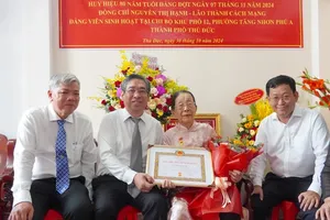 HCMC leader presents 80-year Party membership badge to veteran