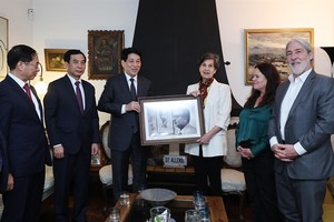State President Luong Cuong visits late Chilean President's family