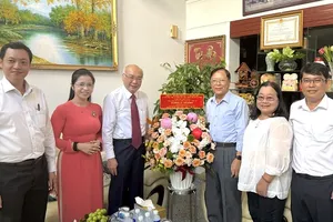 Ho Chi Minh City leaders visit exemplary teachers on Vietnam Teacher’s Day