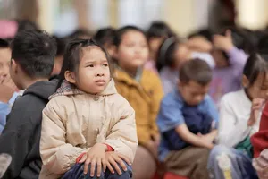 SGGP Newspaper, GrowMax Corporation present scholarships to pupils in Quang Ninh