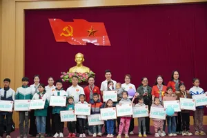 HCMC artists present gifts to pupils, residents with difficulties in Yen Bai 
