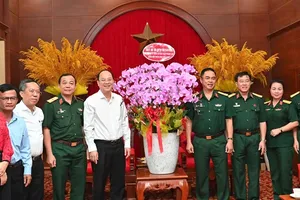 HCMC leaders visit Military Region 7 on Vietnam People's Army celebration
