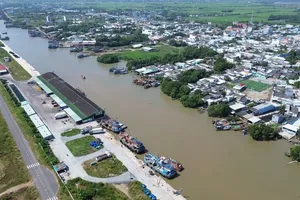 Over 800 vessels in Tien Giang Province move to shelters to avoid storm Pabuk