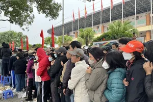 Football fans line up to buy tickets, hoping Vietnam's entry to ASEAN Cup Final