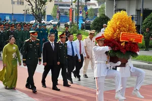 HCMC armed forces offer incense, report achievements to President Ho Chi Minh