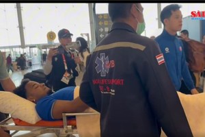 Striker Xuan Son moved on stretcher, encouraged by fans at Bangkok's airport