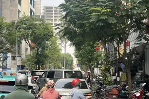 Traffic congestion spreads on small, one-way roads citywide