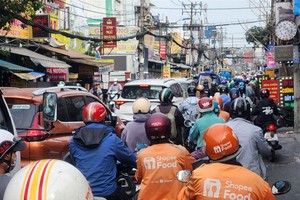 Companies, retailers in HCMC struggle with deliveries