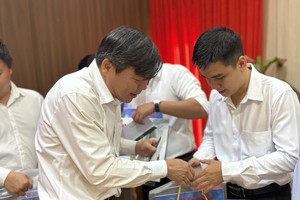 SGGP Newspaper delivers Tet gifts to party members, disadvantaged people