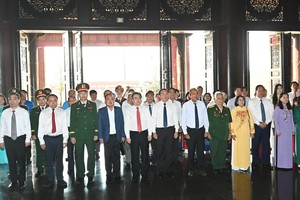 Leaders, former leaders of Party, State, HCMC pay tribute at memorial sites