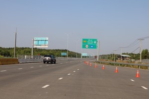 Two sections of Ben Luc- Long Thanh Expressway open to traffic