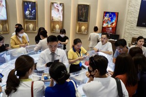 Gold prices rise, golden products sell out on God of Wealth Day