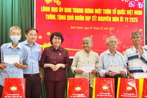 Vietnam Fatherland Front Central Committee’s delegation offers 100 gifts in HCMC