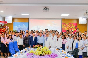 Delegation of MoH visits hospitals in HCMC on occasion of Vietnam Doctor's Day