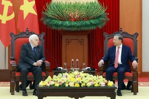Party chief receives FedEx Founder, Executive Chairman in Hanoi