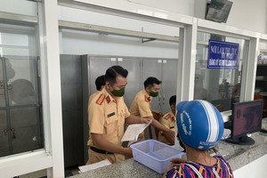 Vehicle registration, license plate grant decentralized to commune-level police