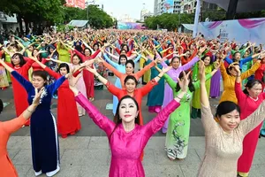 Over 50,000 people join mass Ao dai folk dance performance in HCMC