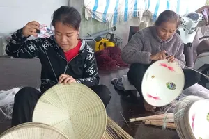 Locals preserve Quang Tan traditional conical hat craft village