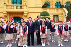 PM hosts official welcome ceremony for Singaporean counterpart