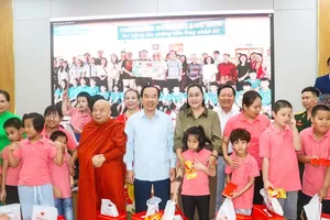 Disabled children in Ho Chi Minh City presented gifts