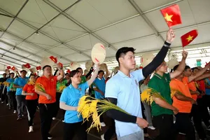 HCMC leaders warmly inquire parade units representing workers, farmers