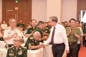 General Secretary warmly inquires with contributors in Ho Chi Minh Campaign