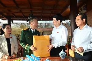 State President Luong Cuong visits People's Armed Forces Hero To Van Duc