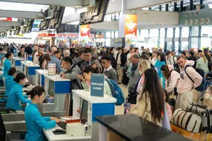 Noi Bai airport to handle over 2,000 passengers per peak hour during holiday