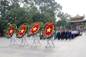 HCMC leaders pay respects to heroes, martyrs in Cu Chi, Hoc Mon districts