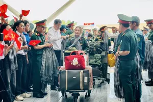 Ho Chi Minh City leaders, residents see off parade officers, forces