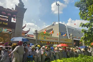 Thousands of people venerate Bodhisattva Thich Quang Duc’s heart sarira