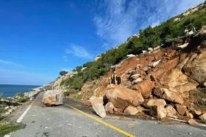 Rockslide disrupts traffic in coastal road in Ninh Thuan Province