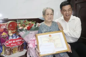 HCMC leaders visit, offer longevity wishes to elderly resident in District 4