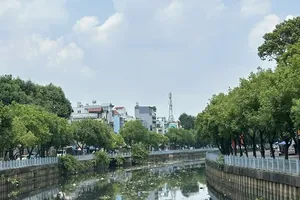 HCMC issues service fees for solid waste collection on rivers, canals