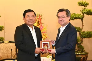 HCMC leaders receive delegation from Champasak Province, Laos