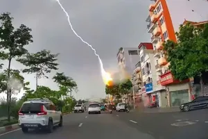 Heavy rains, lightning strike Hanoi, resulting in one fatality
