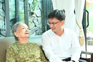HCMC leaders visit, pay tribute to exemplary policy beneficiary families