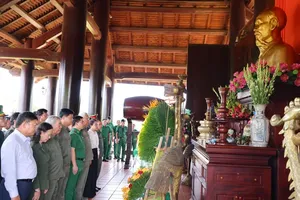 HCMC youth volunteer force offers incense to youth volunteer martyrs in Tay Ninh
