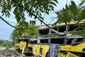 Nine dead, 16 injured in sleeper bus crash in Ha Tinh