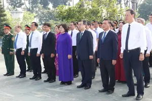 Delegation of HCMC leaders offers incense in tribute to martyrs