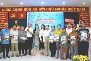 SGGP Newspaper conducts gift-offering visits on War Invalids, Martyrs Day