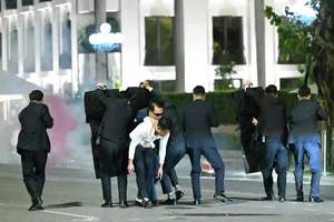 Vietnamese security forces demonstrate VIP protection