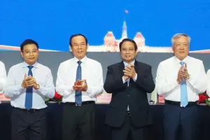 PM asks HCMC, Da Nang to mobilize resources for International Financial Center