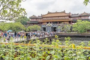 Domestic tourism hustles during National Day