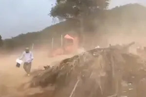 Whirlwind suddenly hits flood-ravaged commune in Nghe An Province