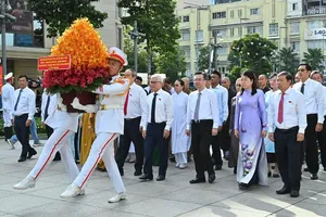 HCMC leaders pay tribute to President Ho Chi Minh, President Ton Duc Thang