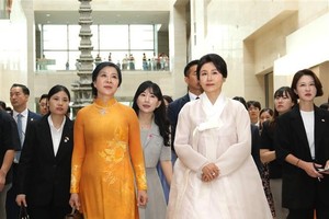 Vietnamese Party chief’s spouse visits RoK national museum